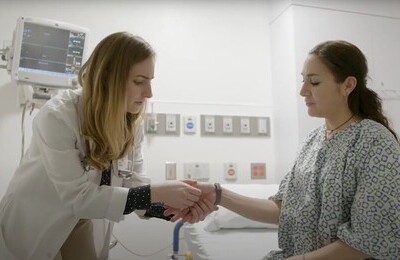 Кодирование Аквилонг в Черноголовке Врач держит пациентку за руку